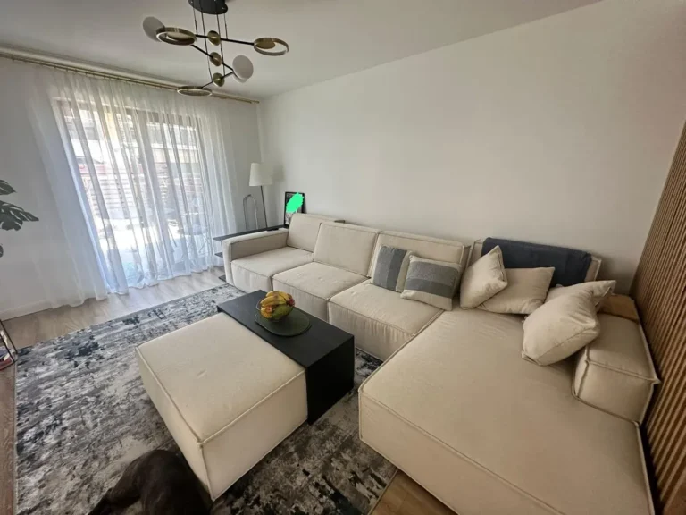 Canapea deteriorată înainte de retapițare