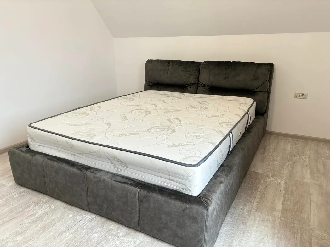 Detaliu pat dormitor tapitat